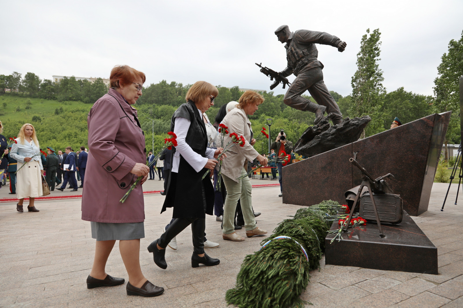 Герой новгорода. Памятник героям Росгвардии Нижний Новгород. Памятник Росгвардии в Нижнем Новгороде. Монумент Росгвардии в Нижнем Новгороде. Мемориал славы Нижний Новгород.