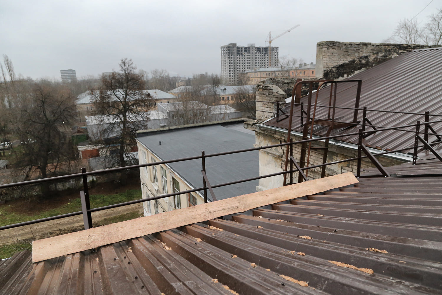 Более 100 крыш отремонтировали в Нижегородской области после вмешательства ГЖИ - фото 1
