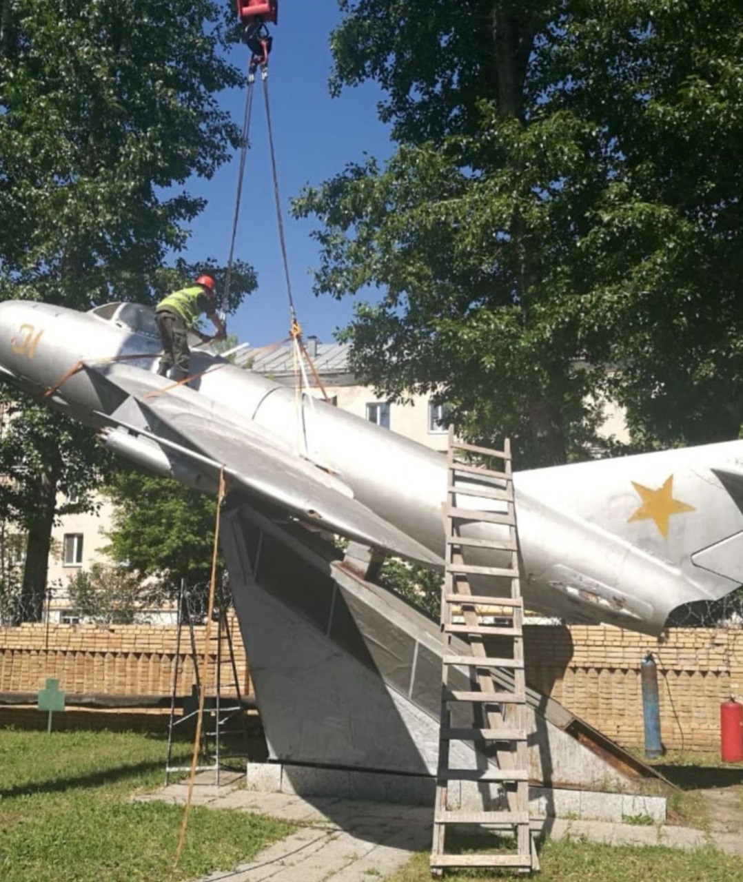 В Самаре начался демонтаж памятника МиГ-17
