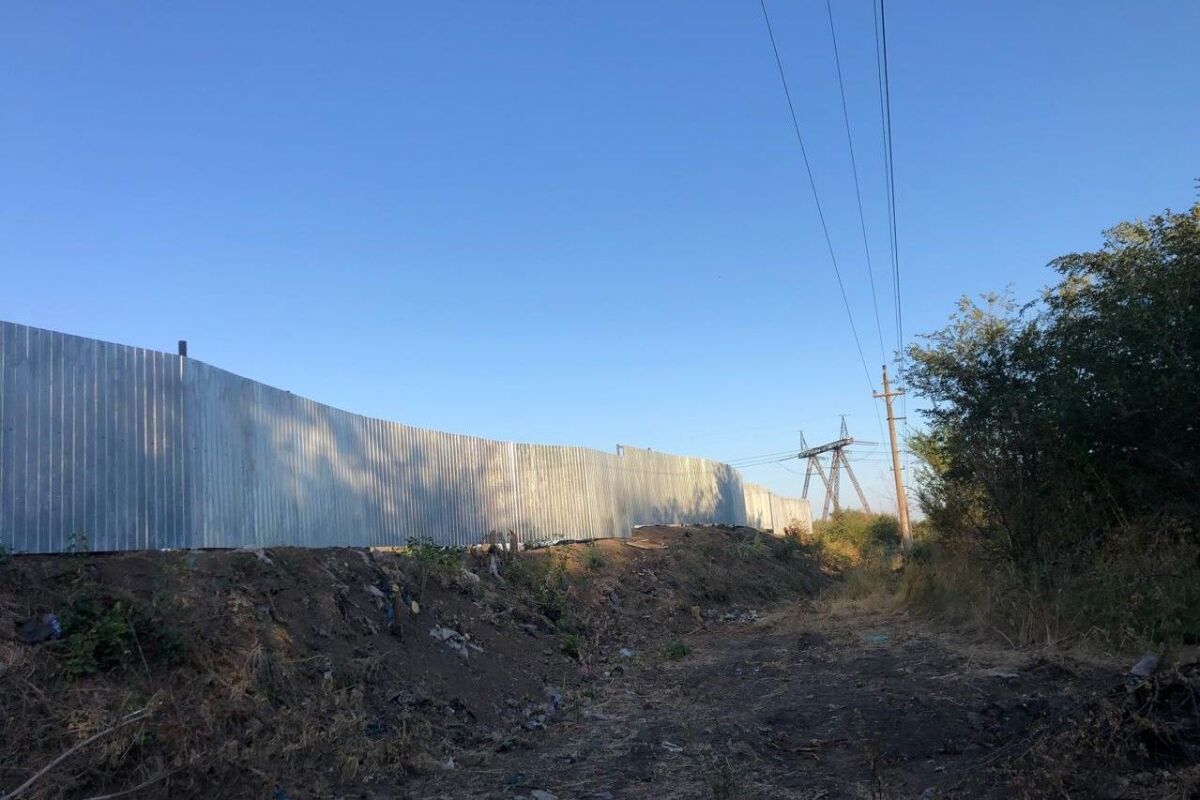 В Зерноградском районе Дона на мусорном полигоне установили ограждение - фото 1