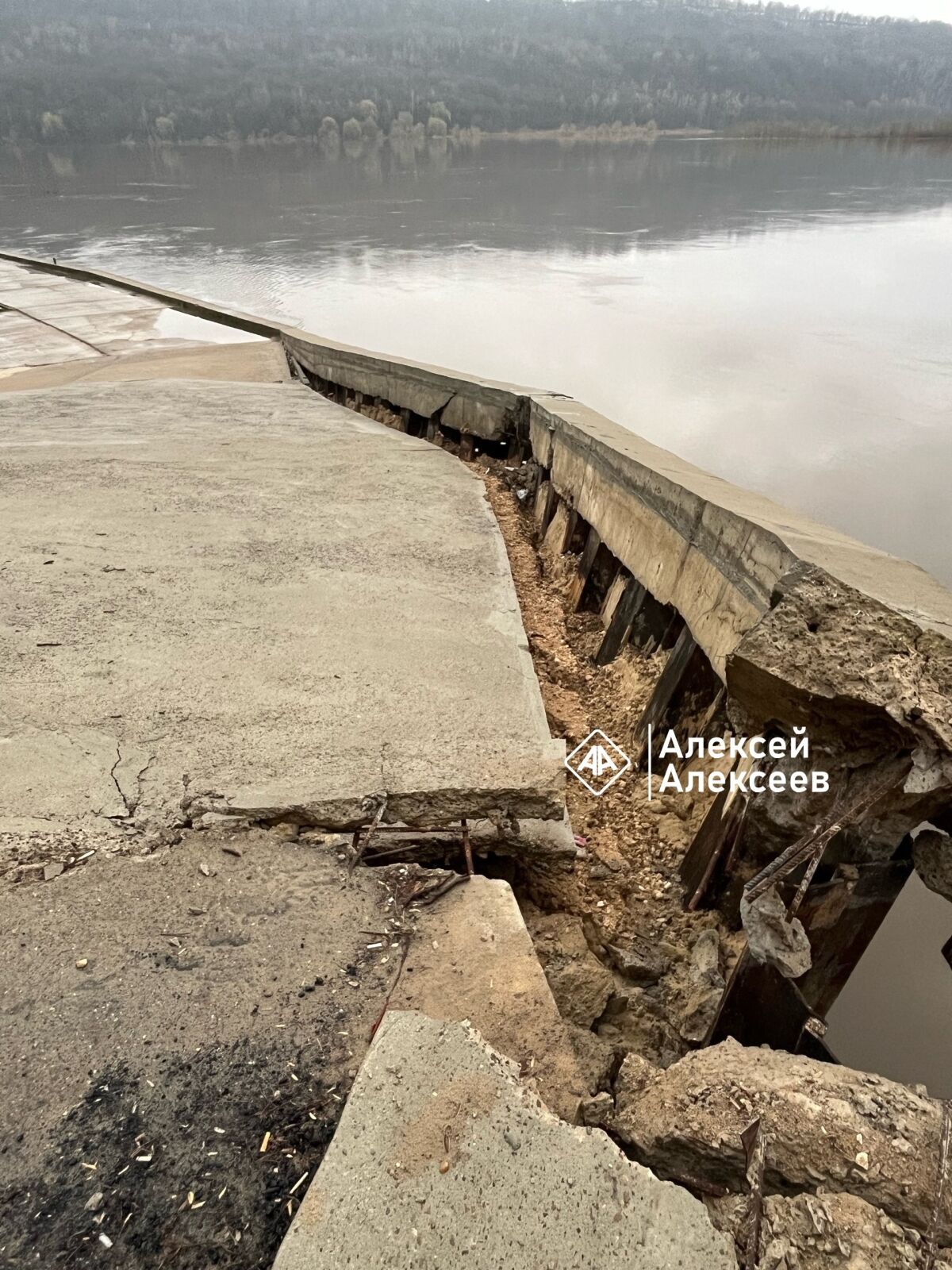 Набережная у Шуховской башни в Дзержинске разрушилась из-за паводка  - фото 2