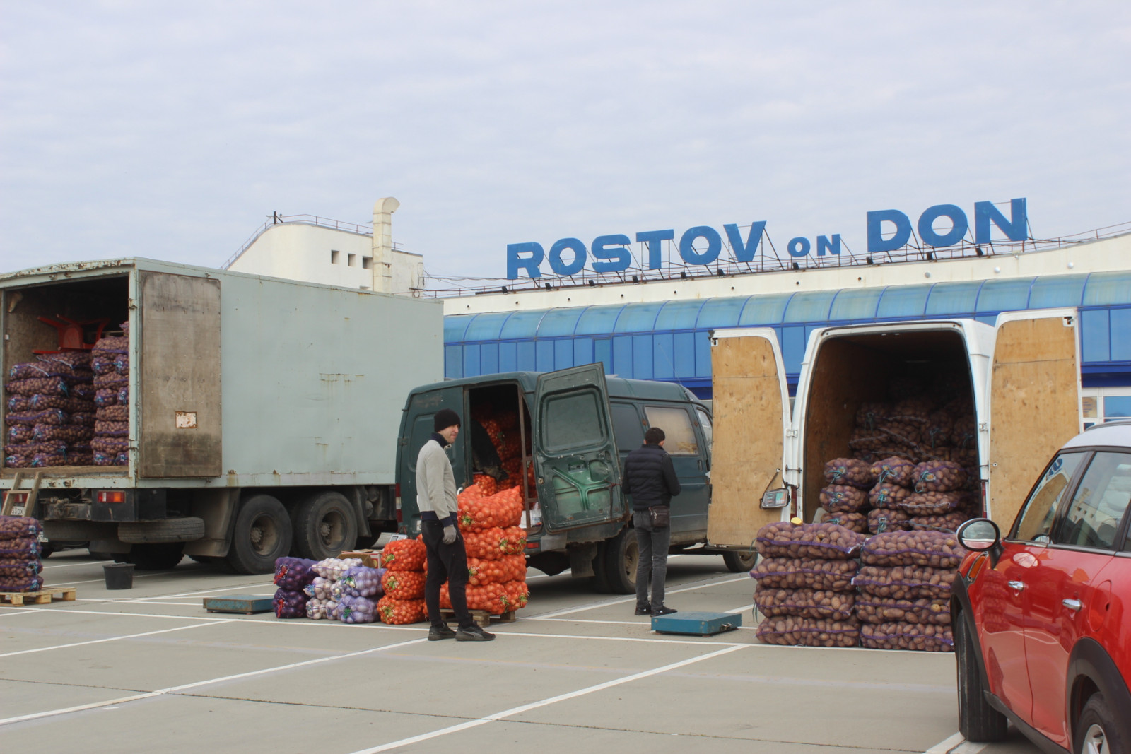 На территории старого аэропорта Ростова открылась овощная торговая площадка
