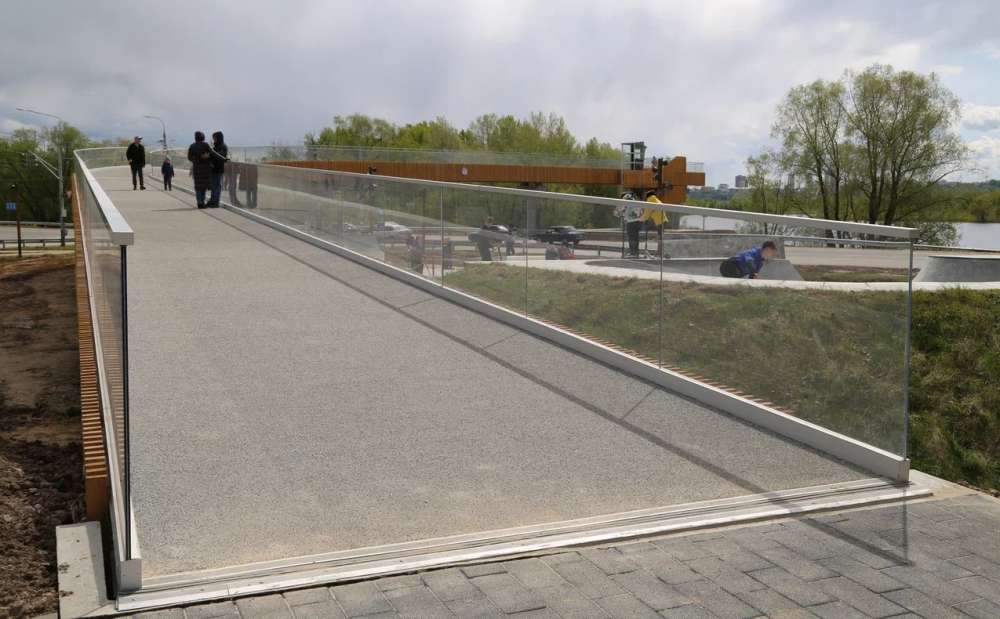 Алюминиевый пешеходный мост со смотровой площадкой открылся на Бору  - фото 1