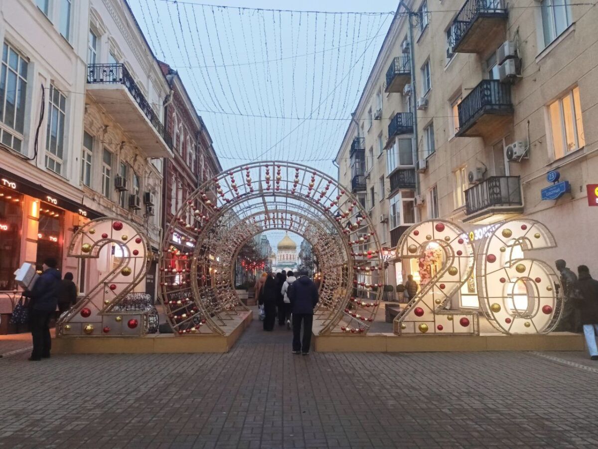 Шишки, елки и олени: как Ростов украсили перед Новым 2026 годом - фото 2