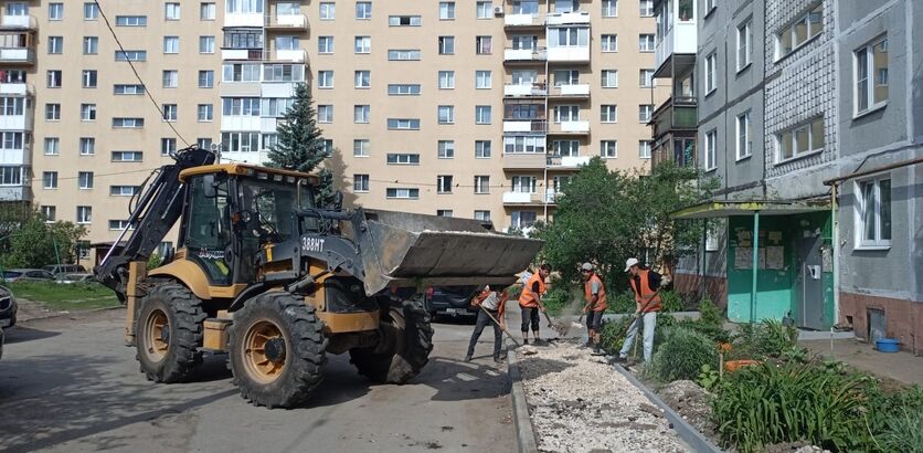 Двор на улице Бонч-Бруевича благоустраивают в Нижнем Новгороде по программе ФКГС - фото 1